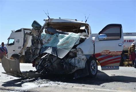 Colisión frontal entre dos vehículos deja al menos 12 muertos en Oruro, Bolivia